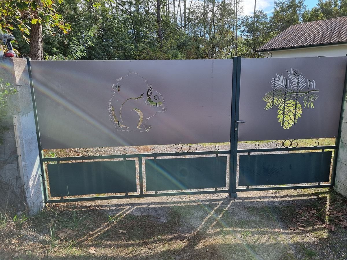 Portail avec des motifs réalisé par façonnage et pliage du métal