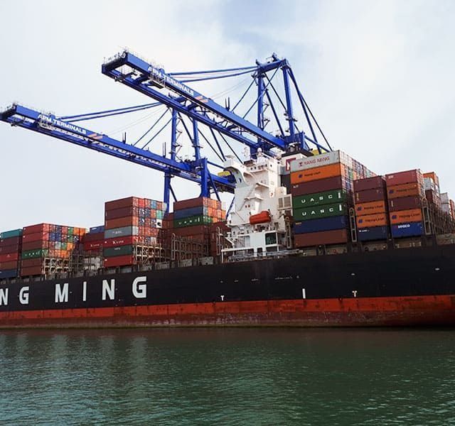 Un gran barco portacontenedores con la palabra ming en el costado