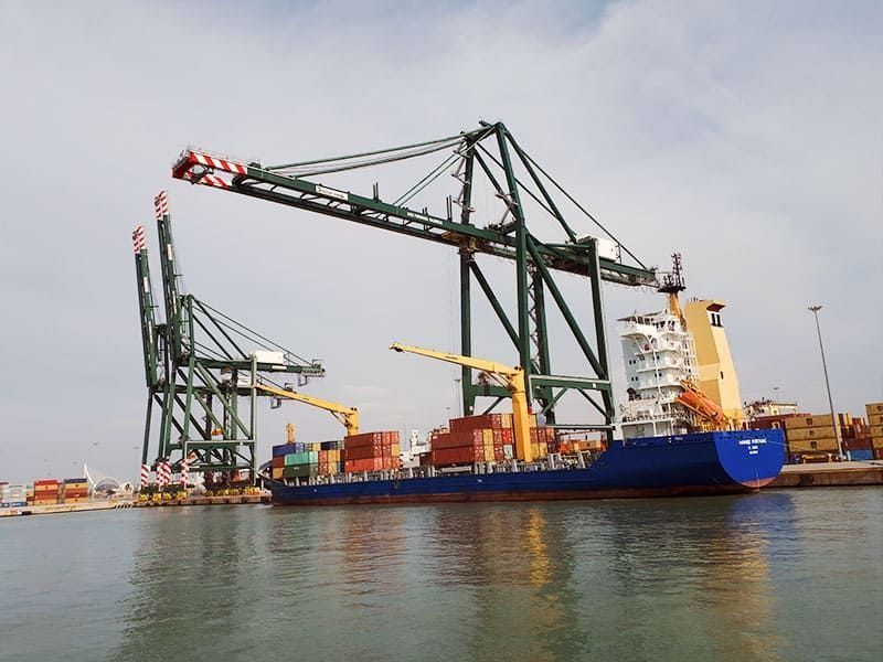 Un gran barco azul con la letra t en el costado