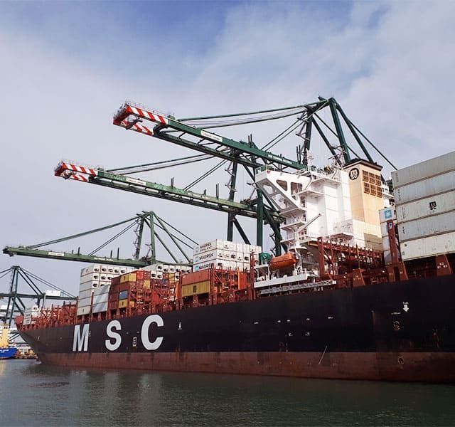 Un gran barco de MSC está atracado en un puerto