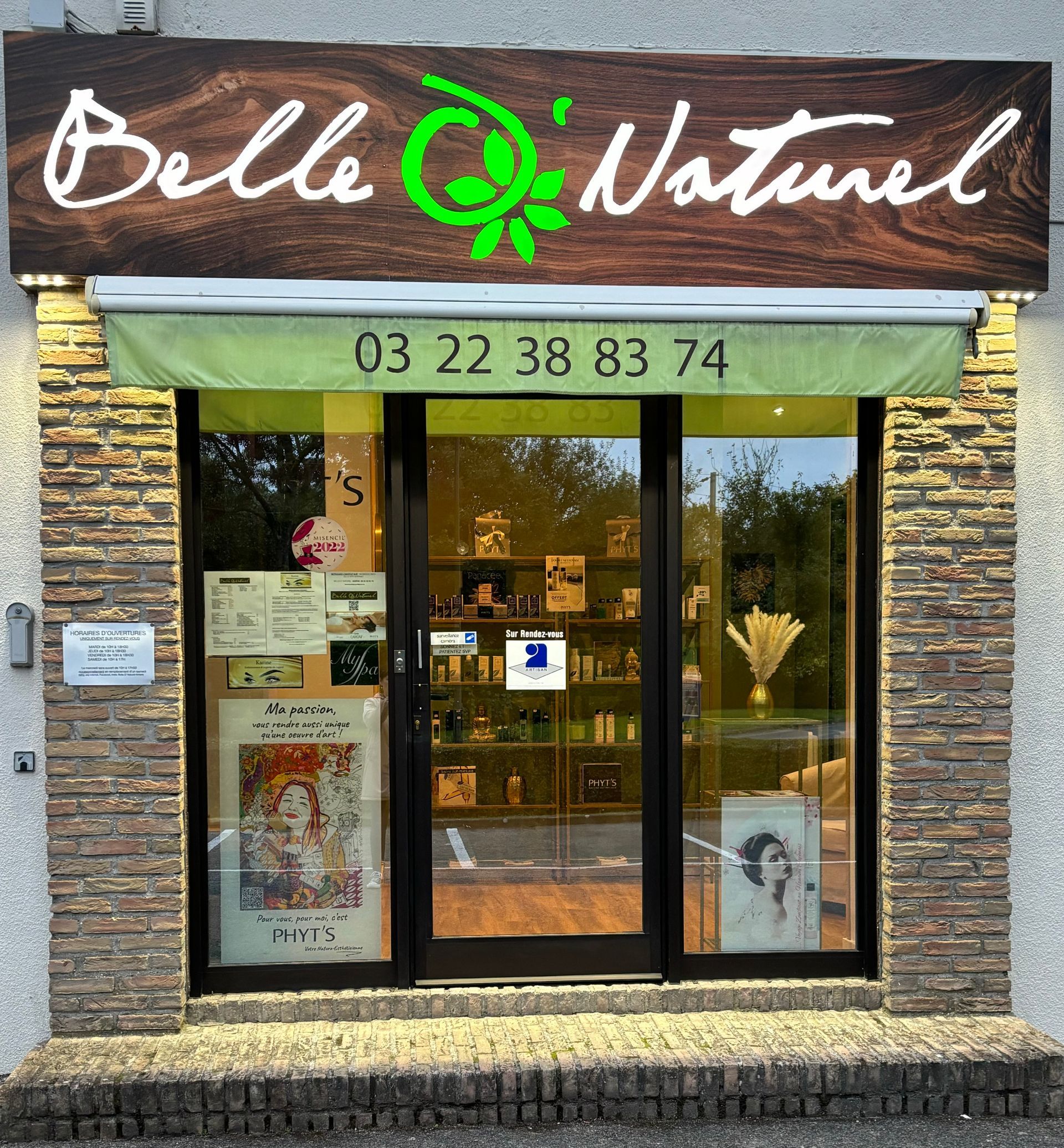 Vitrine avec enseigne