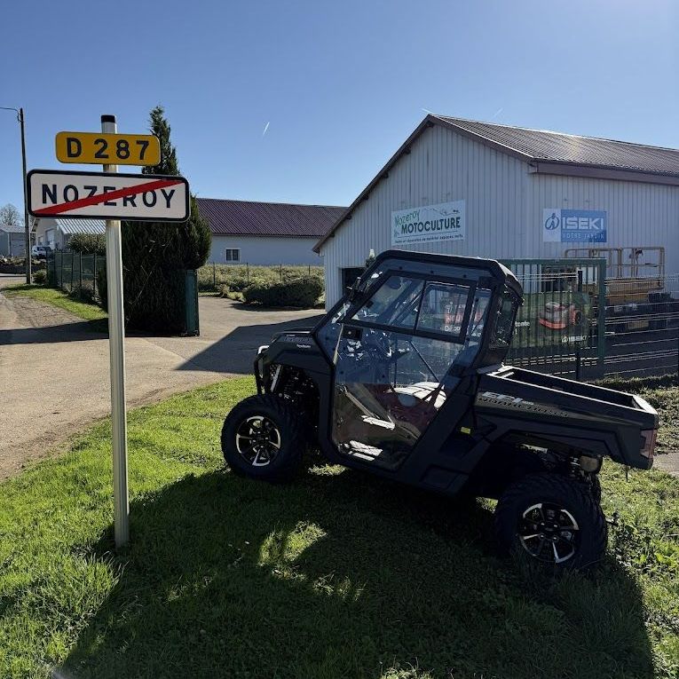 Véhicule devant le panneau de Nozeroy