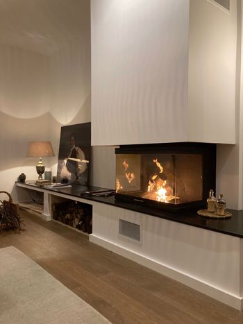 Cheminée moderne dans un intérieur agréable