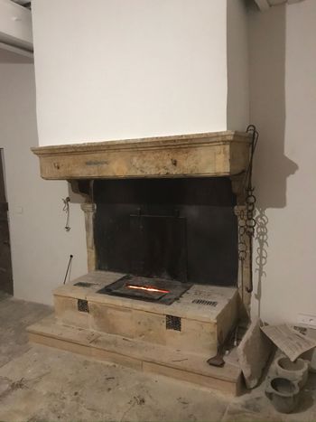 Cheminée avec un foyer Polyflam