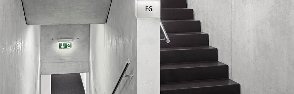 Eine Treppe mit der Nummer zB an der Wand