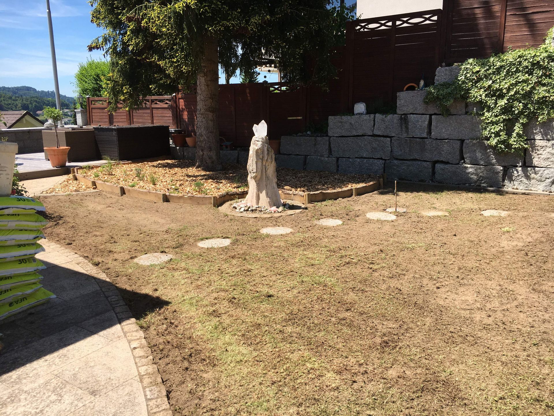 Eine Wiese mit einem Springbrunnen in der Mitte