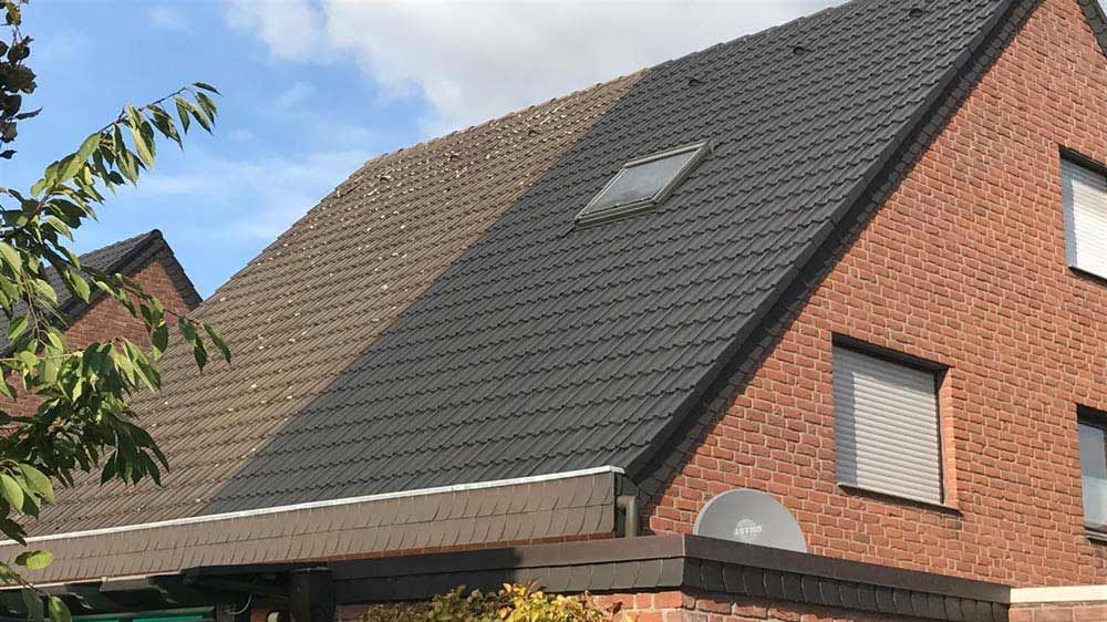 Ein Backsteinhaus mit einem Dach, auf dem sich ein Oberlicht befindet.