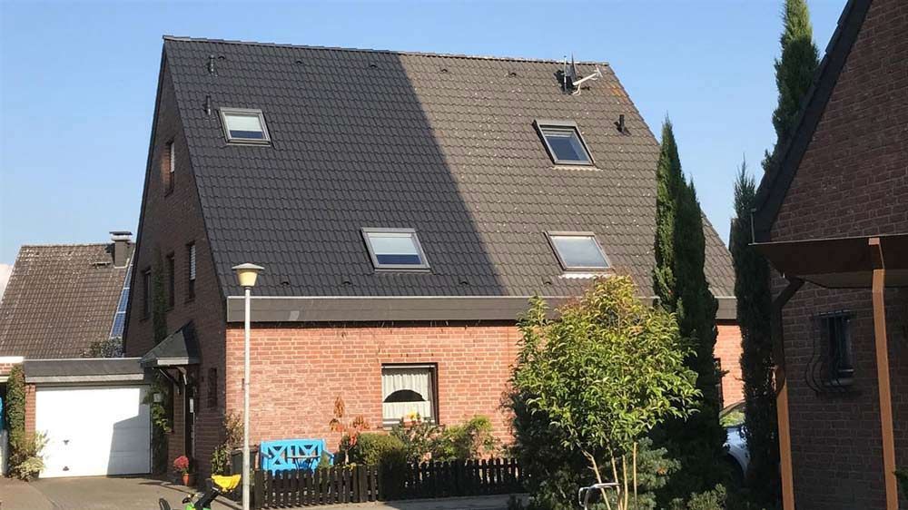 Ein Backsteinhaus mit einem Oberlicht auf dem Dach