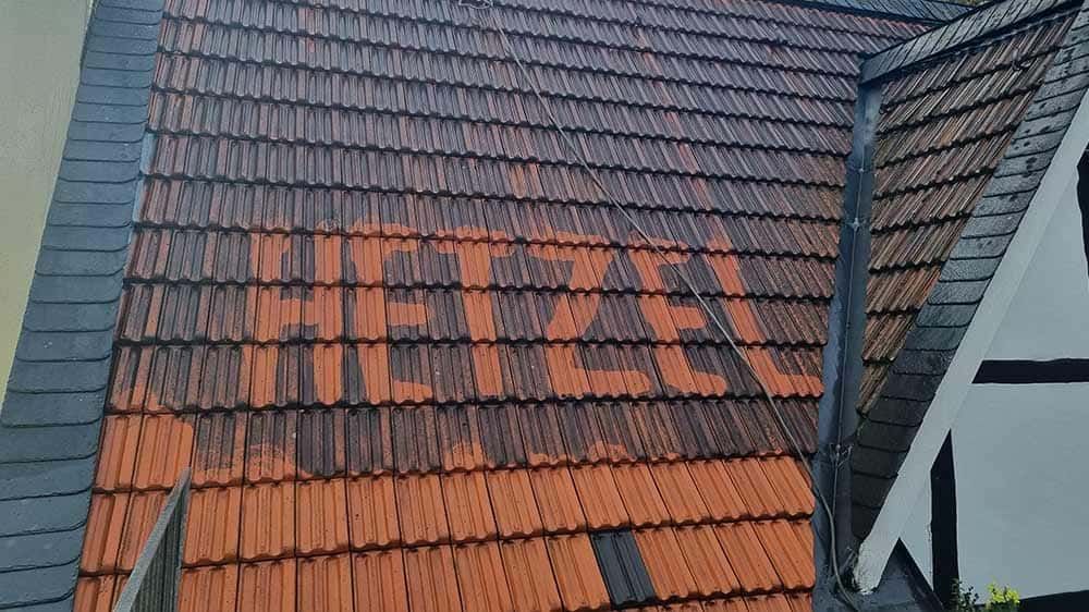 Ein Dach mit vielen roten Ziegeln darauf