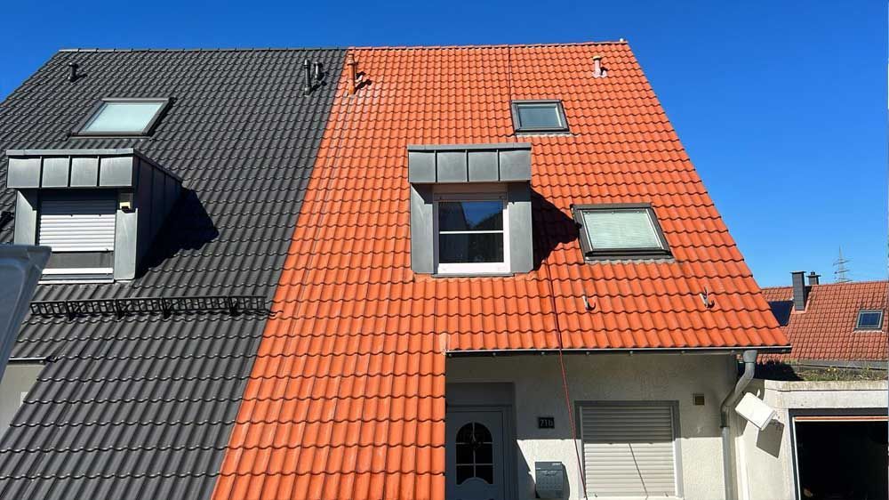 Ein Haus mit einem roten Dach und einem schwarzen Dach