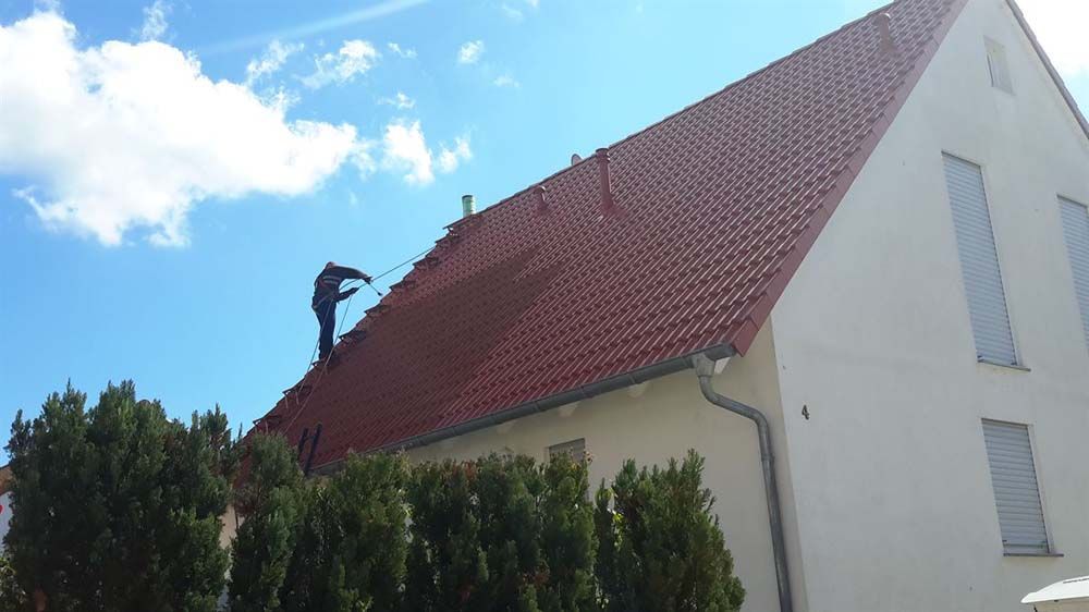 Praxisfoto Dachgrundierung