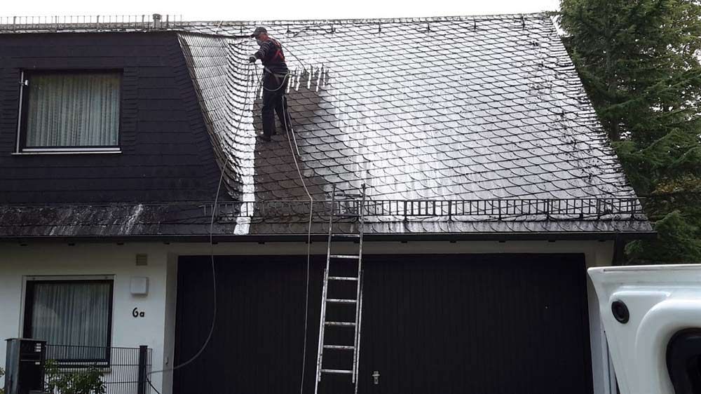 Dachreinigung mit Spezialschaum - Hetzel Dach Remscheid