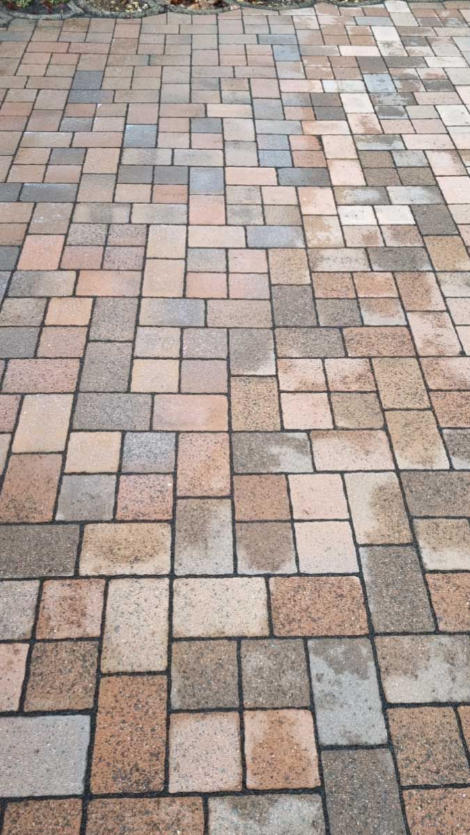 Eine Nahaufnahme eines Ziegelwegs mit einem diagonalen Muster