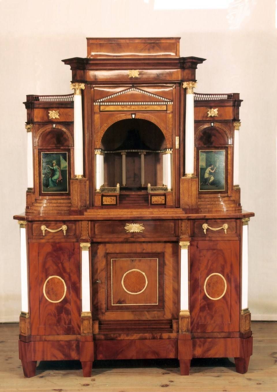 Viktorianischer Holzschrank mit kunstvollen Bögen und verglasten Vitrinenflächen