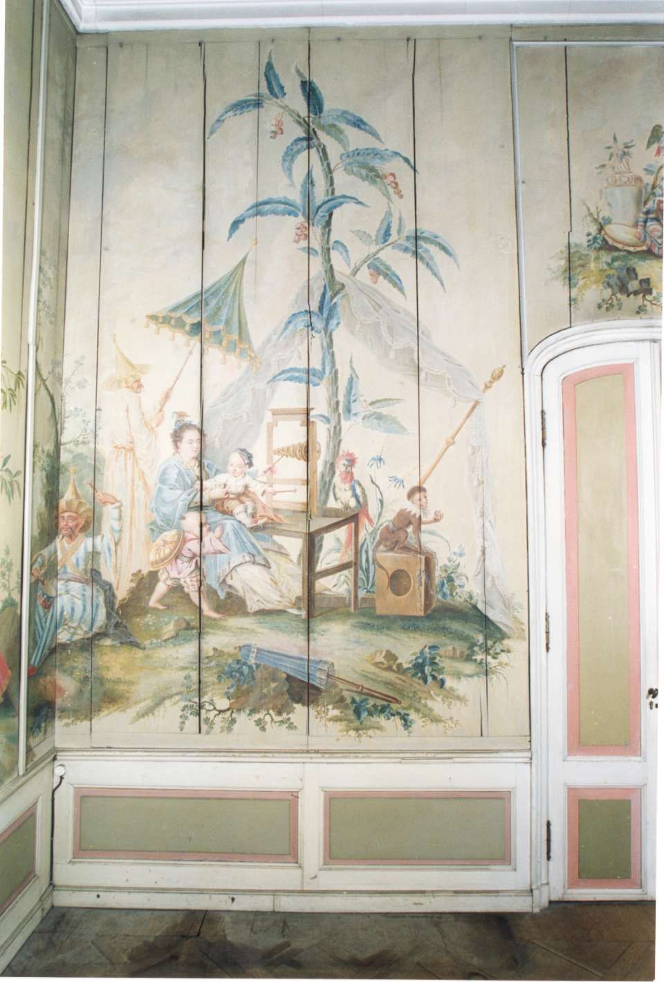 Pastellfarbenes Wandbild mit Bambus, Vögeln und Figuren in einer Gartenszene auf vertäfelten Wänden