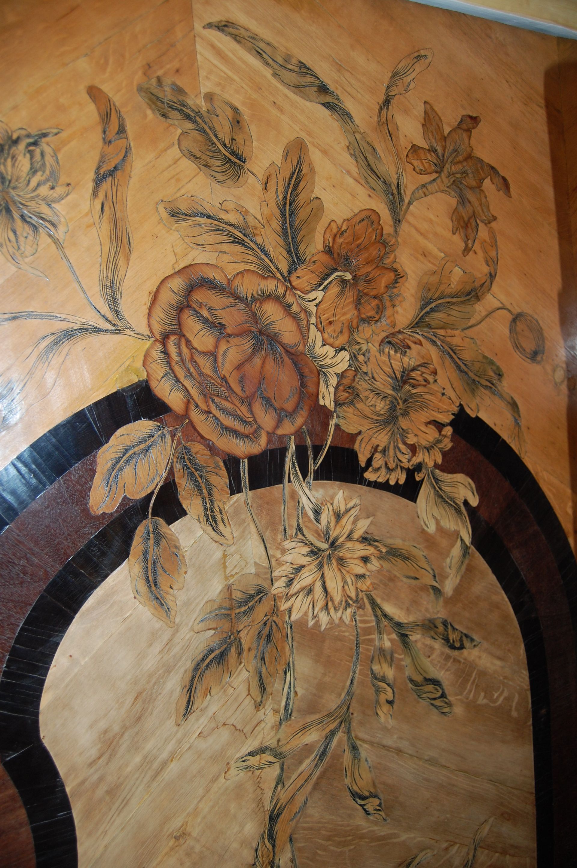 Orangebraunes Blumenbild mit großen Rosen und dunklen, geschwungenen Bogendetails