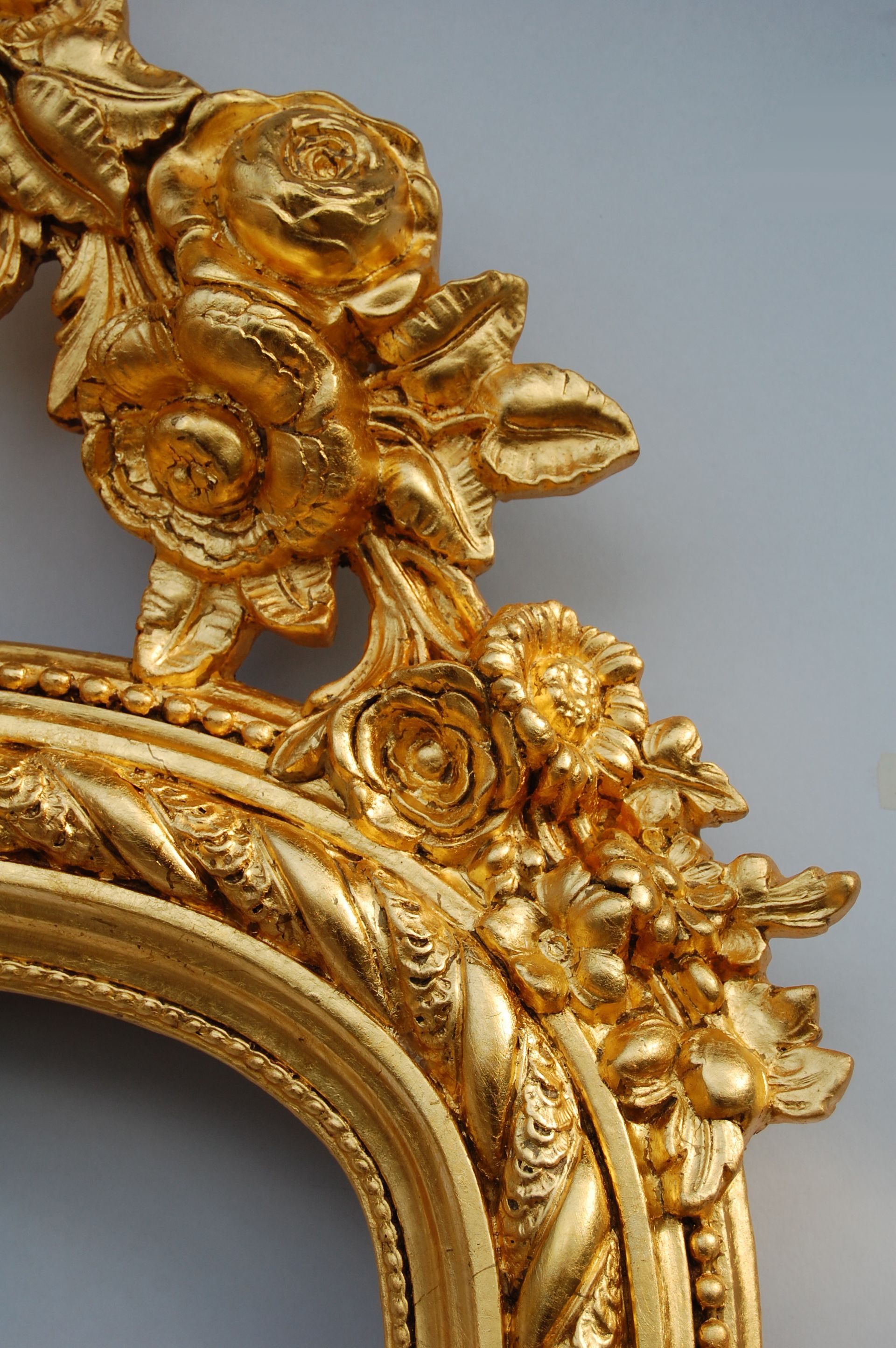 Goldene, verzierte florale Rahmenecke auf grauem Hintergrund