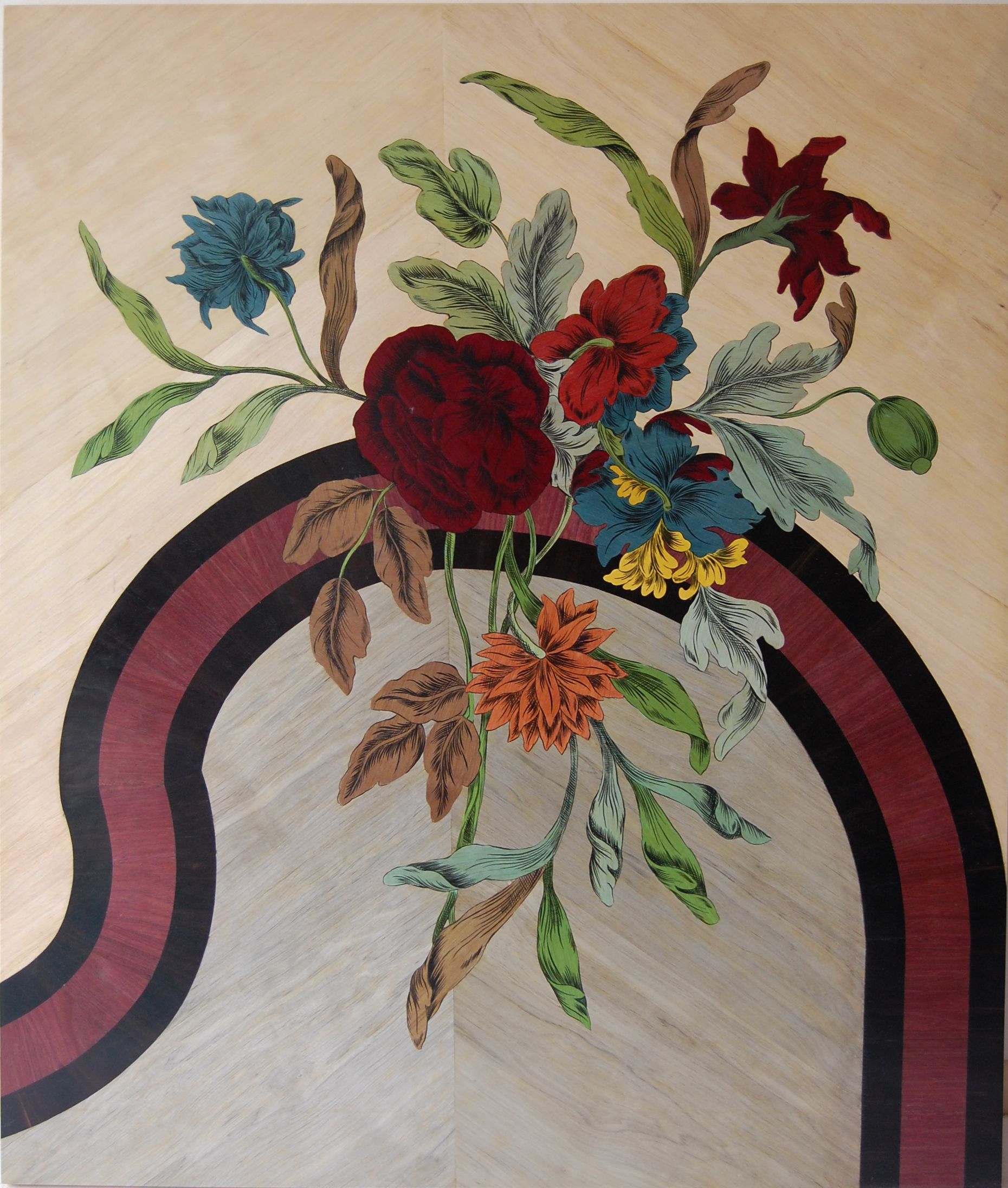 Blumenstrauß mit roten, blauen und orangefarbenen Blumen über einem geschwungenen schwarz-rosa Rand auf beigefarbenem Stoff