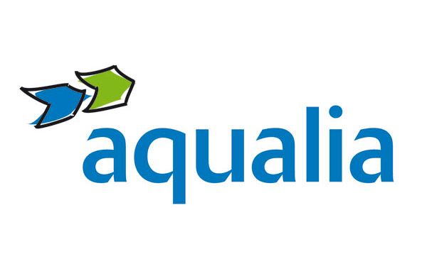 El logotipo de Aqualia es azul y verde con flechas que apuntan en direcciones opuestas.