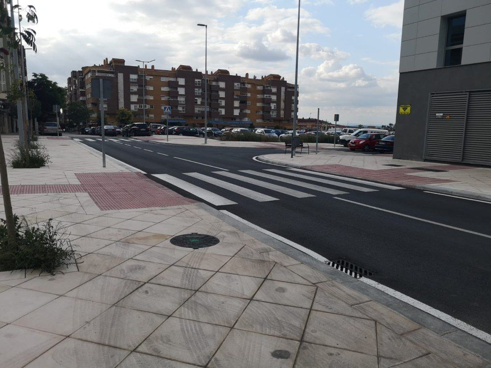 Una calle con un paso de peatones en el medio