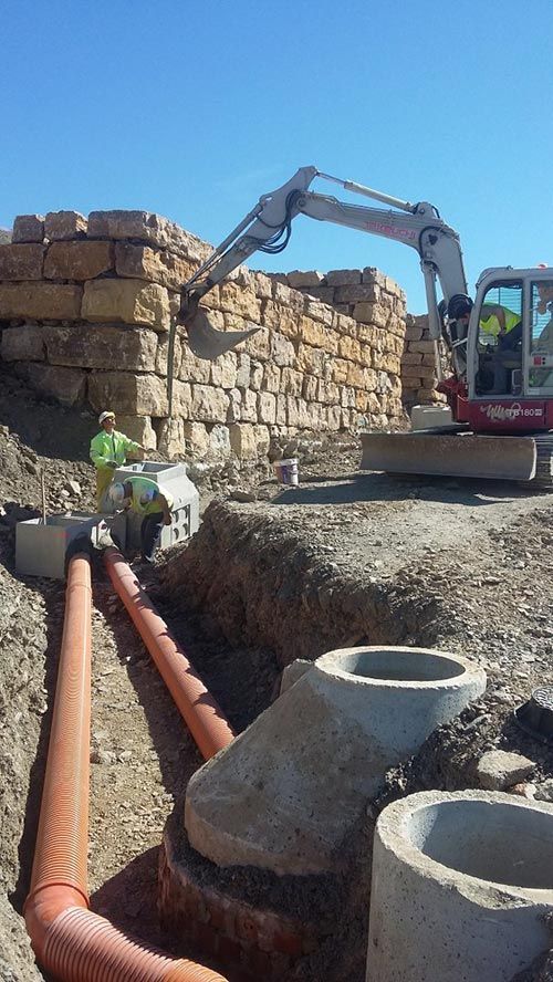 Una excavadora grande está trabajando en un sitio de construcción.