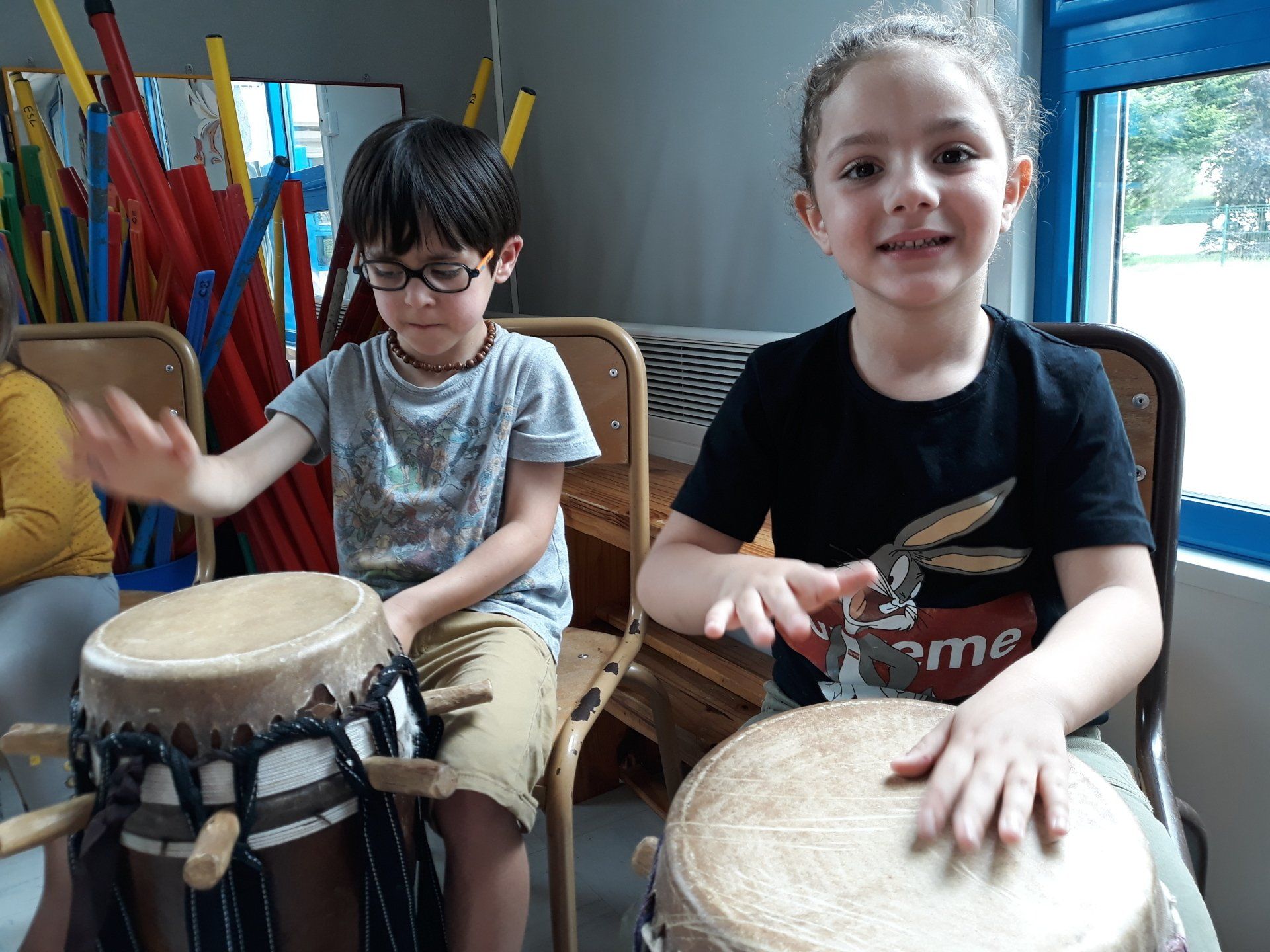 Enfants jouant du tambour