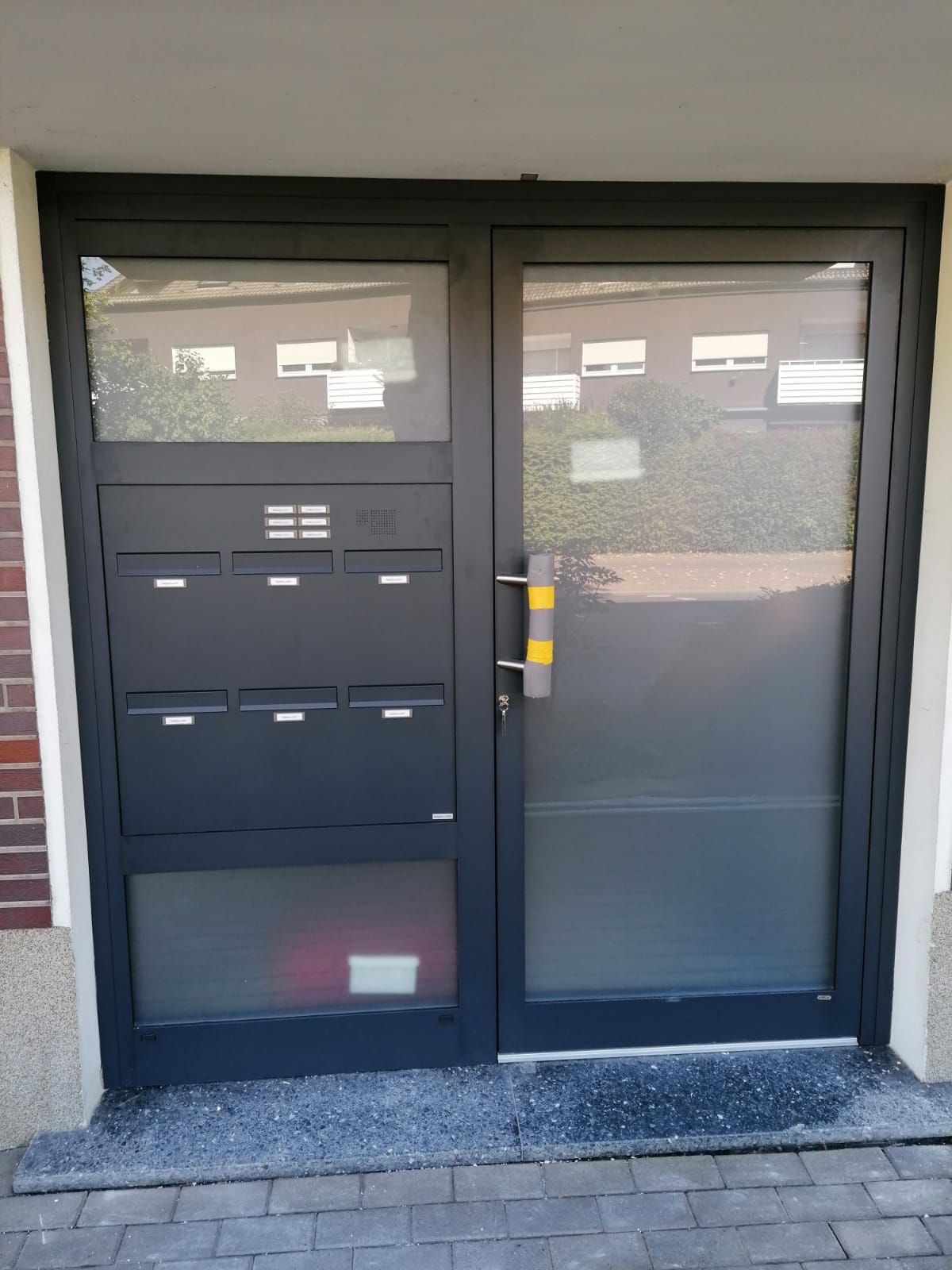 Haustür mit Schellkasten