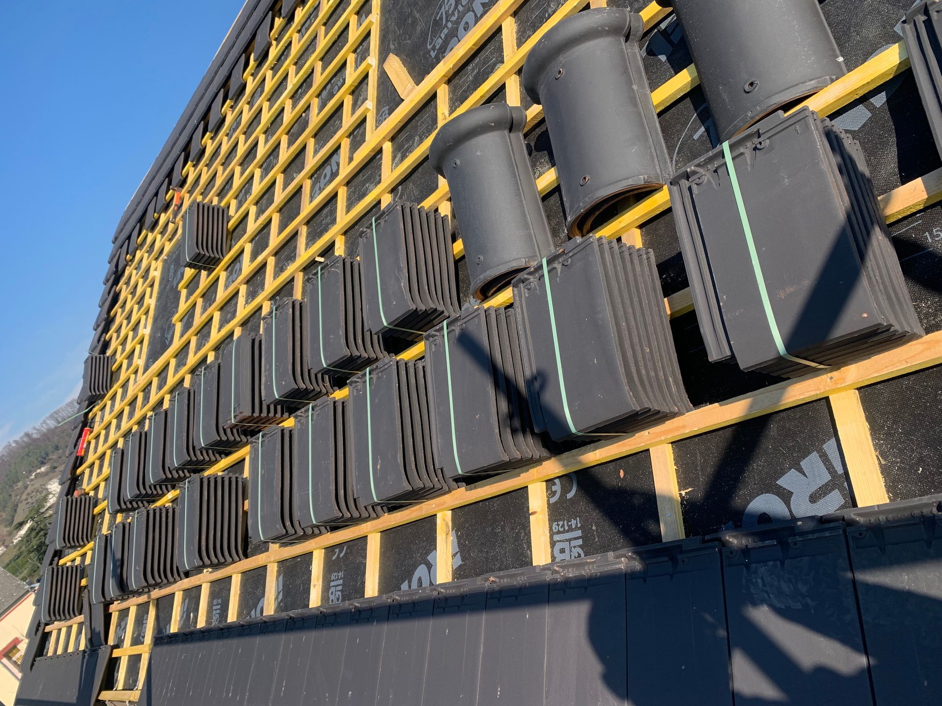 Pose de tuiles noires