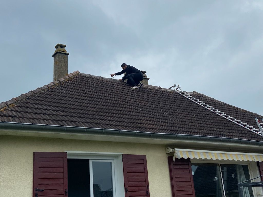 Artisan couvreur sur un toit