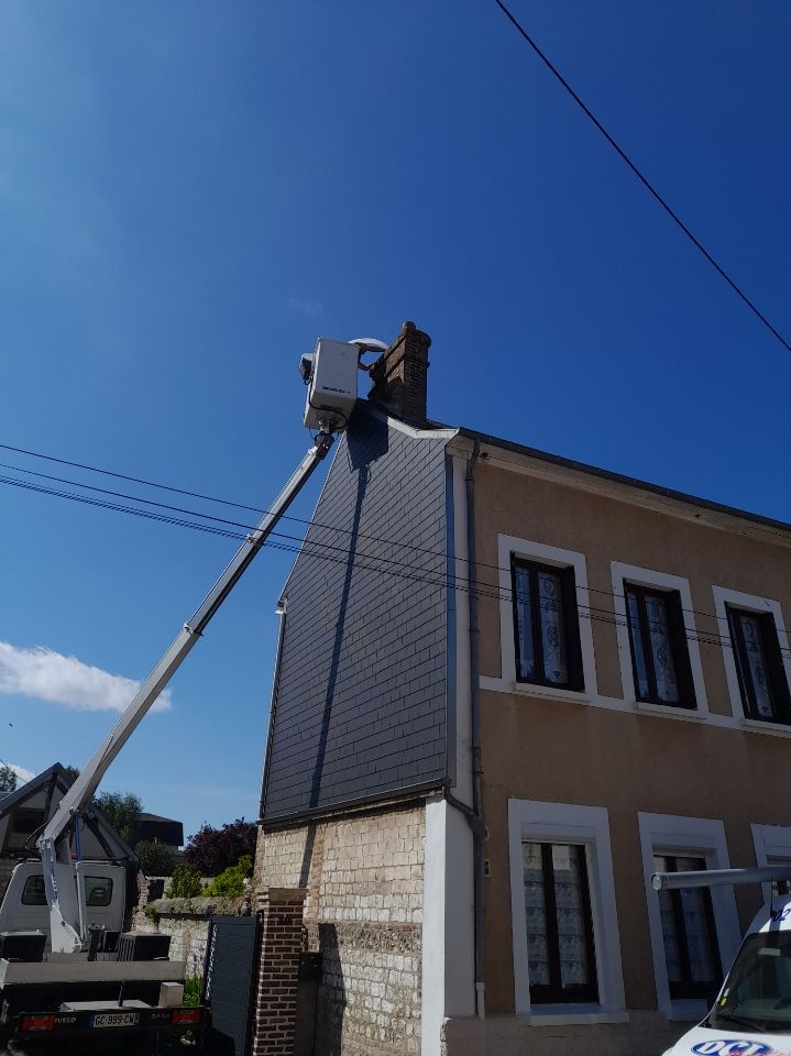 Artisan couvreur sur une toiture