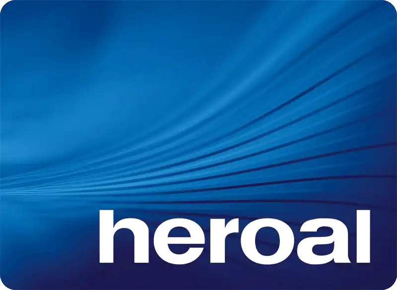 Heroal Logo: Weißer Schriftzug „heroal“ auf blauem Grund mit geschwungenen, hellblauen Linien.