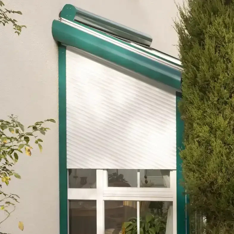 Grünes Fenster mit teilweise heruntergelassenem weißen Rollladen, Außenaufnahme.