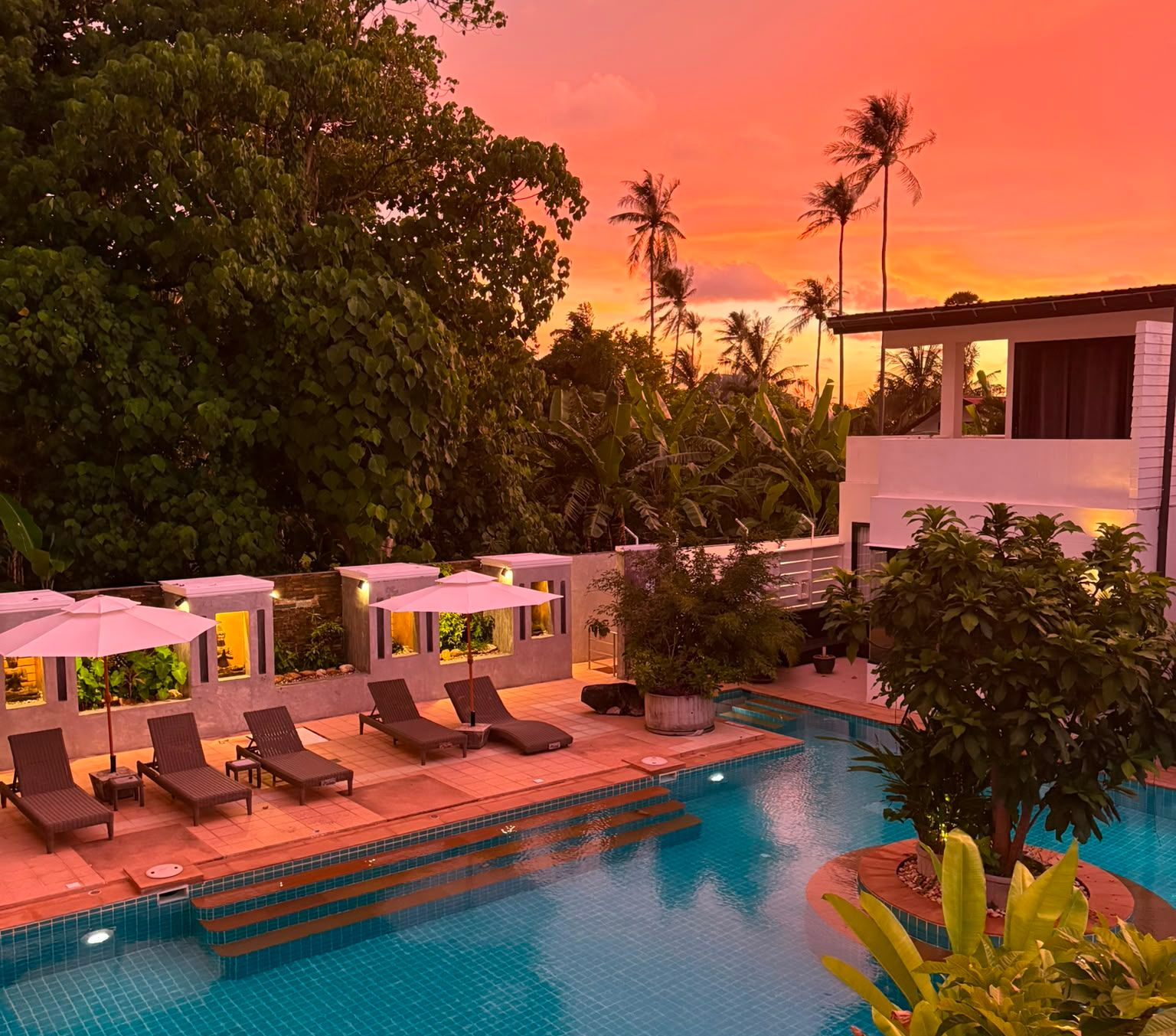 Swimming pool at sunset at Cruz Lee apartment near Long Beach, Koh Lanta