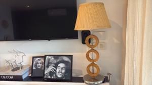 Interior details and TV at the Cruz Lee apartment
