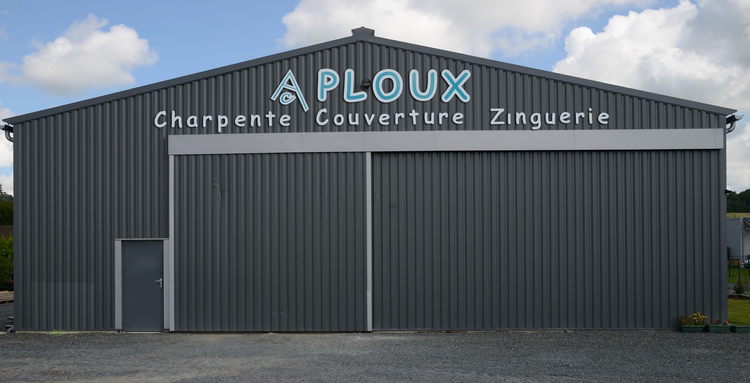 Un entrepôt avec le nom de l'entreprise PLOUX et les services Charpente Couverture Zinguerie visibles.