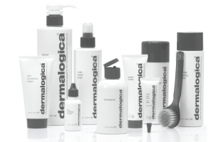 Huidverzorgingsproducten van Dermalogica: Diverse witte flesjes en tubes, met zwarte tekst en een grijze kwast, op een witte achtergrond.