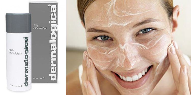 Vrouw brengt gezichtsverzorgingsproduct aan; productfles en verpakking links.