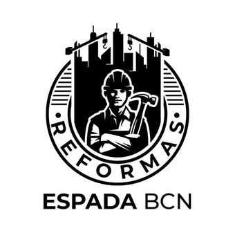 Logotipo en blanco y negro de Reformas Espada BCN con un obrero de la construcci&oacute;n y el perfil urbano de la ciudad.