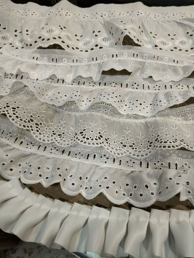 Un ramo de encaje blanco reposa sobre una mesa.