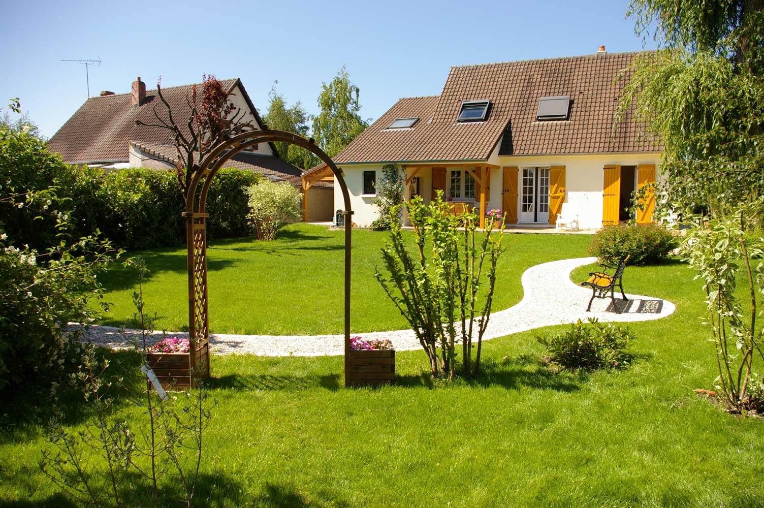 Allée en gravillons et engazonnement