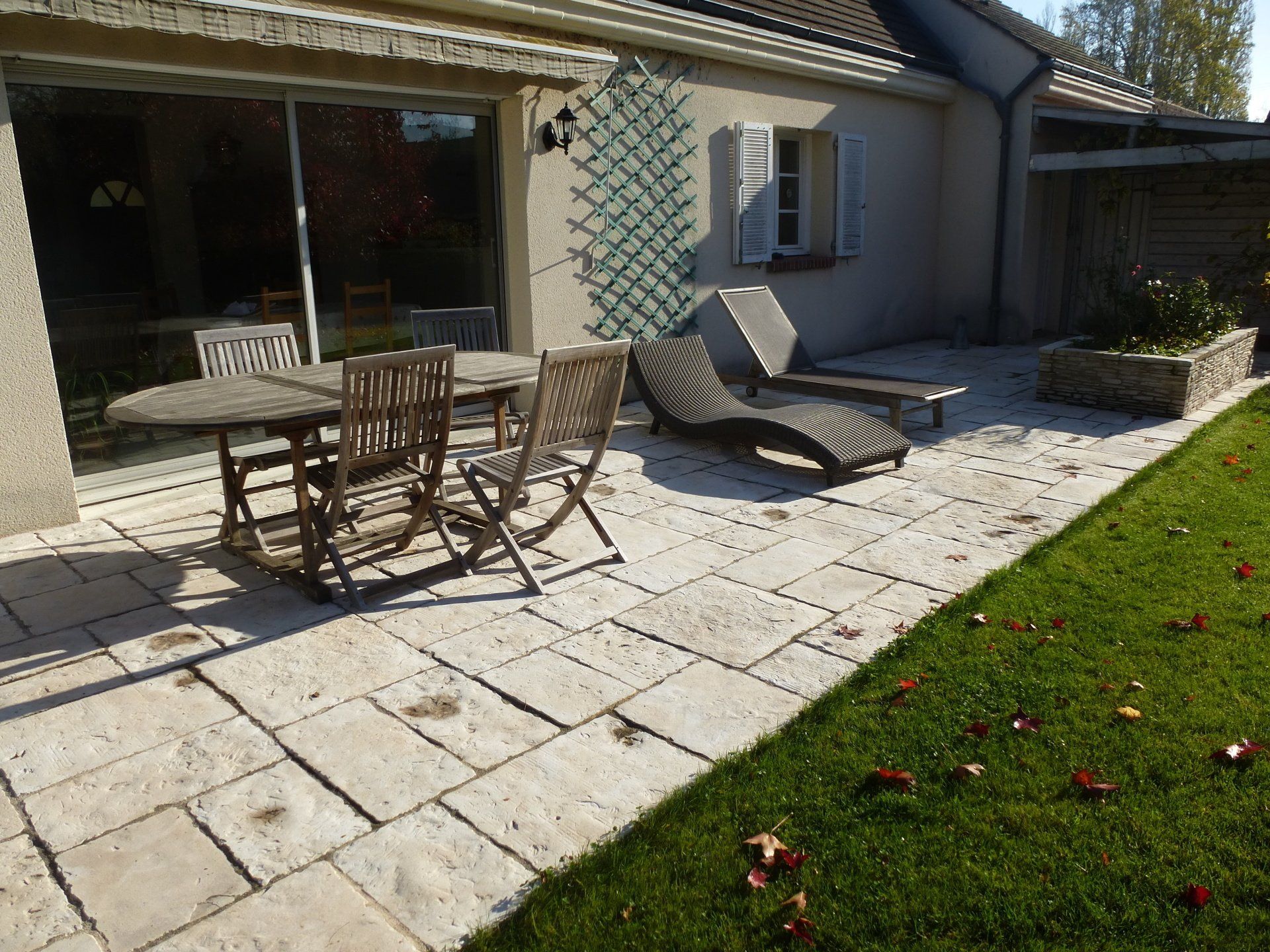 Terrasse en dalles manoir et jardinière