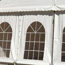 Chapiteaux en pointe blanche