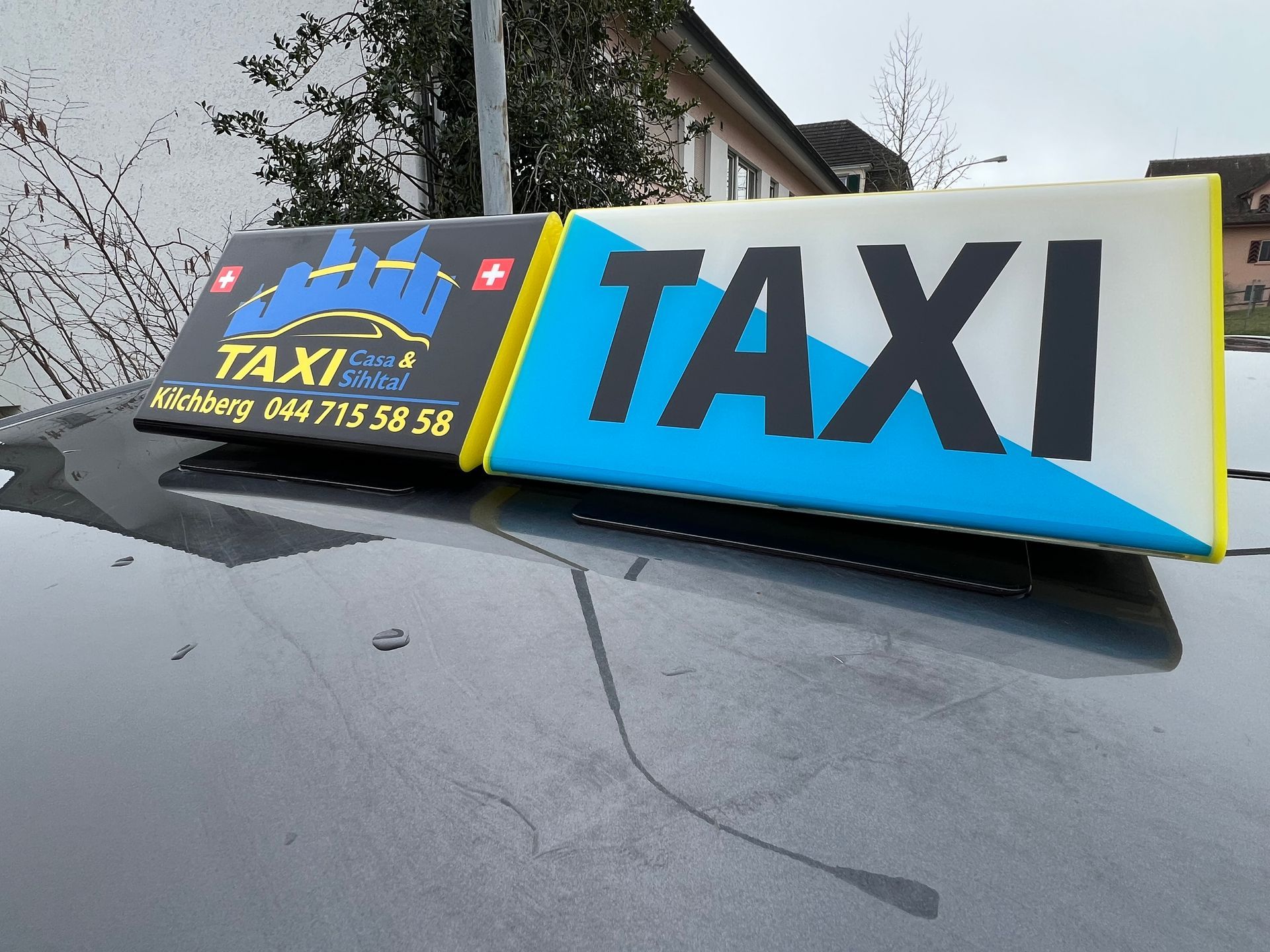 Ein Mann im Rollstuhl wird über eine Rampe in einen Lieferwagen geholfen. Ein zweiter Mann hilft dabei.