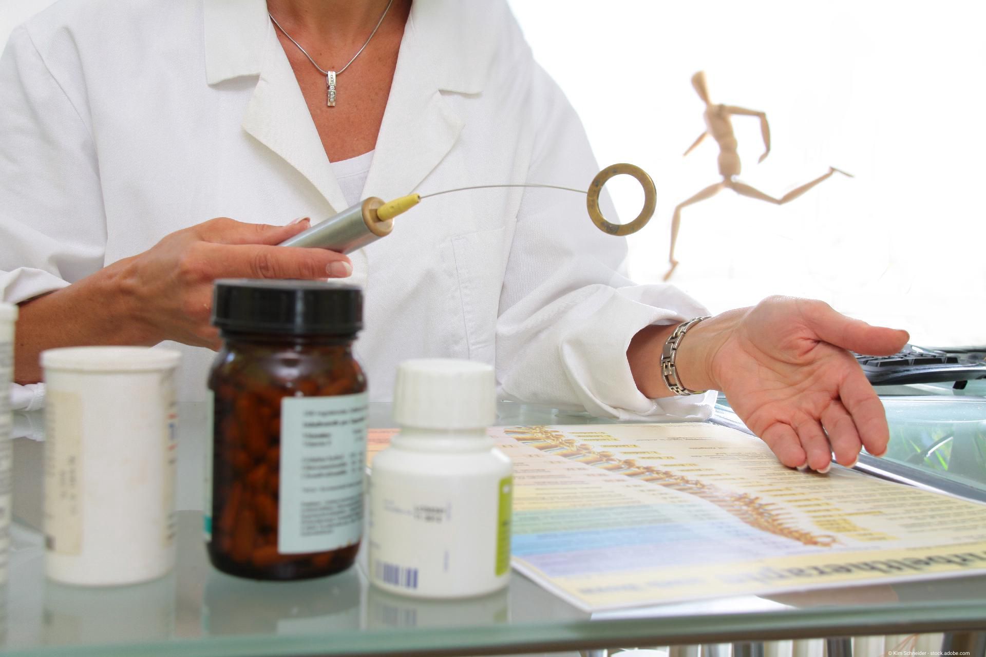 Heilpraktikerin führt diagnostische Untersuchung mit medizinischen Instrumenten und Laborproben durch.