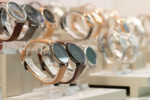 Auswahl eleganter Armbanduhren mit Metall- und Lederarmbändern in einer Schmuck- und Uhrenauslage. Auswahl eleganter Armbanduhren mit Metall- und Lederarmbändern in einer Schmuck- und Uhrenauslage.