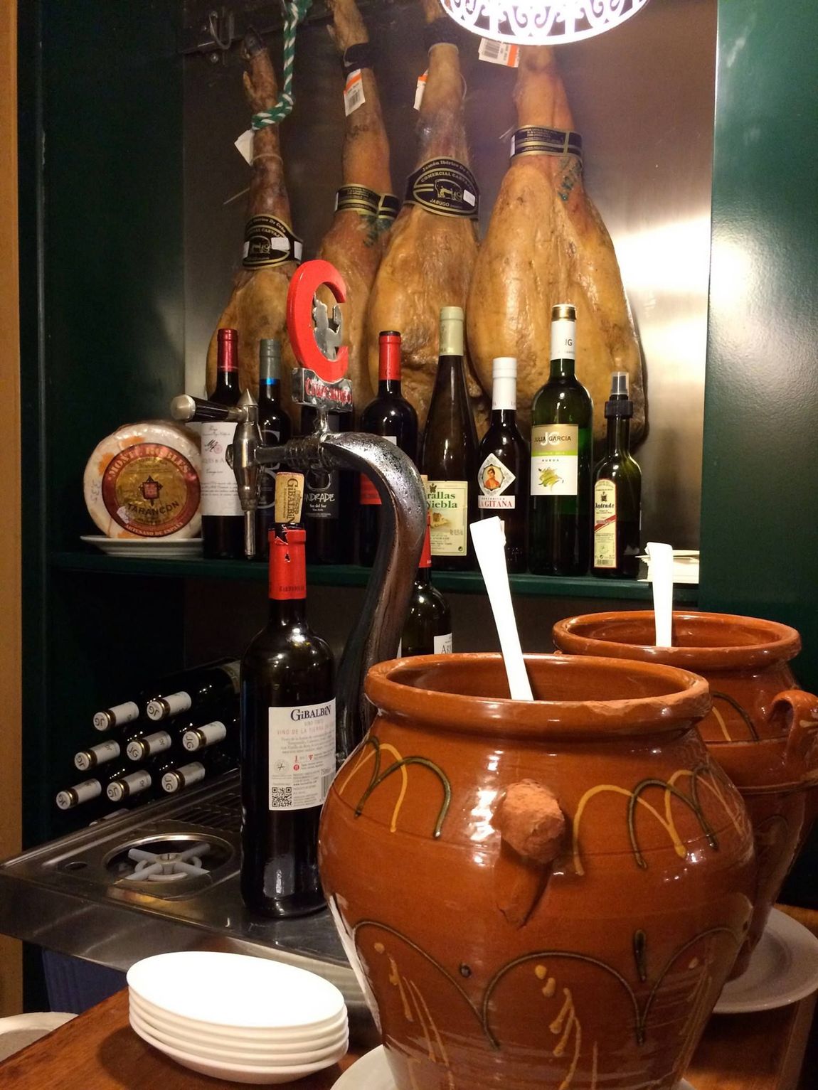 Las botellas de vino están alineadas en un estante en una habitación.