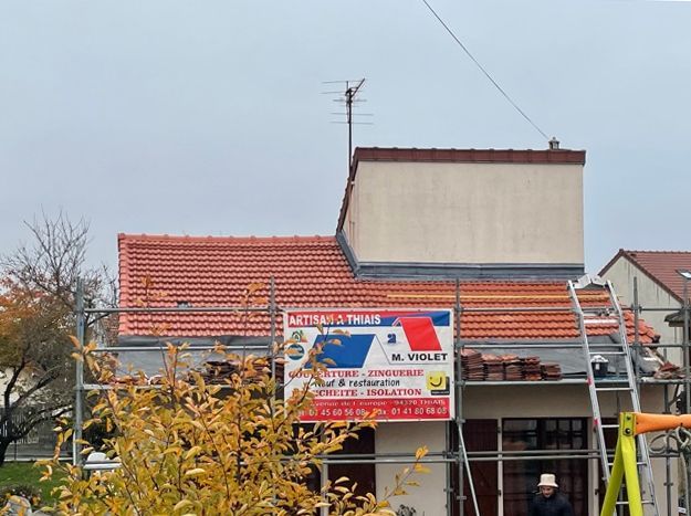 Une toiture tout juste rénovée avec des tuiles