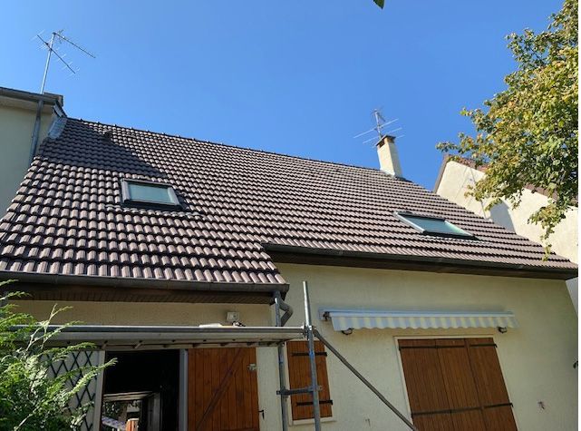 Une toiture de maison rénovée