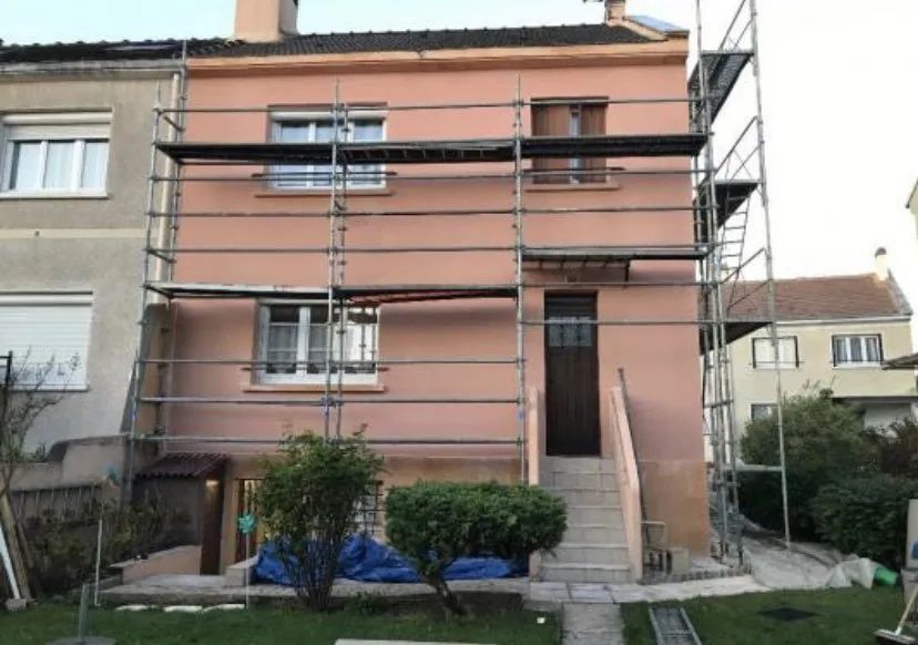 Chantier avec échafaudages pour le ravalement d'une façade