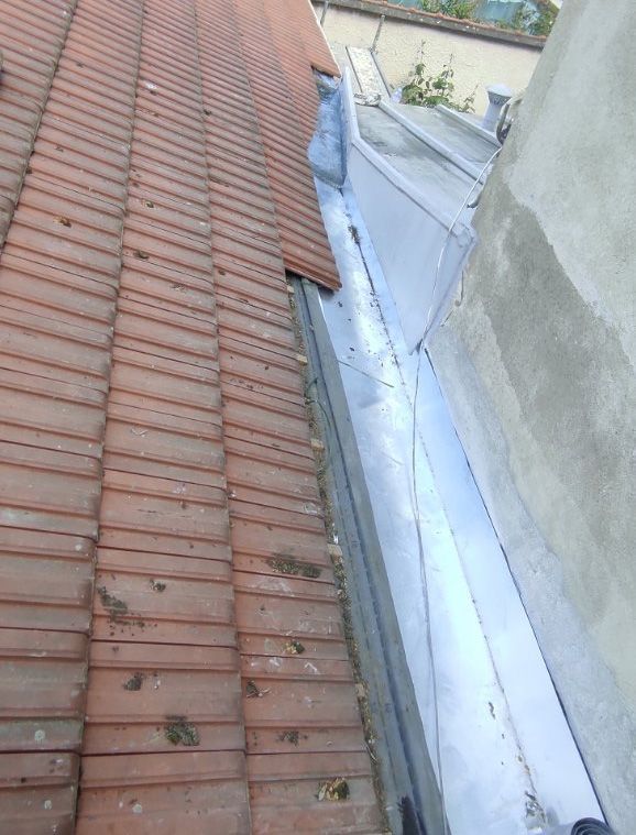 Solin avant les finitions de raccord de tuiles